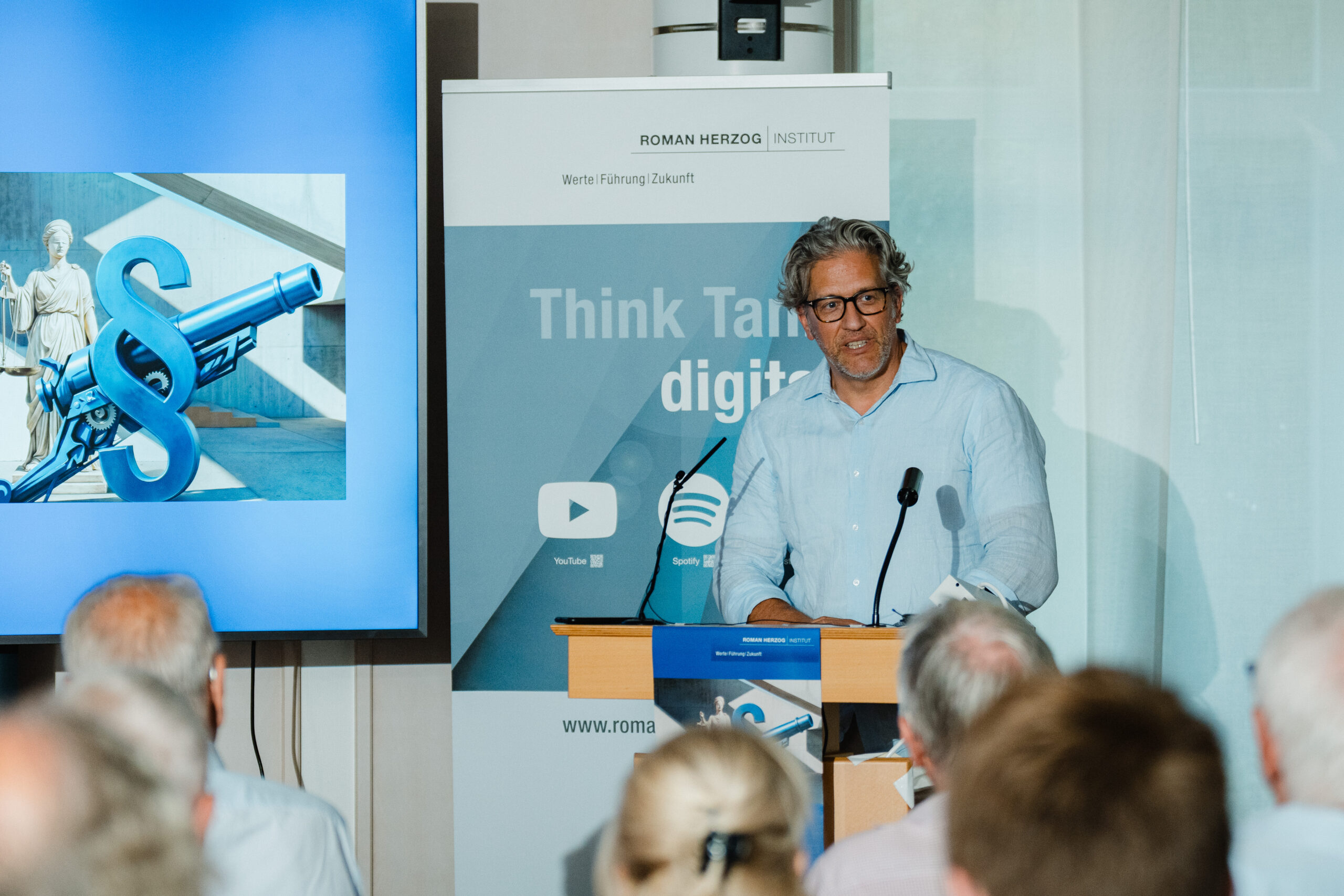 Ein Teilnehmer spricht beim Wissenschaftlichen Abendforum des Roman Herzog Instituts zur Publikationsvorstellung von Prof. Dirk Schmidt vor dem Publikum.