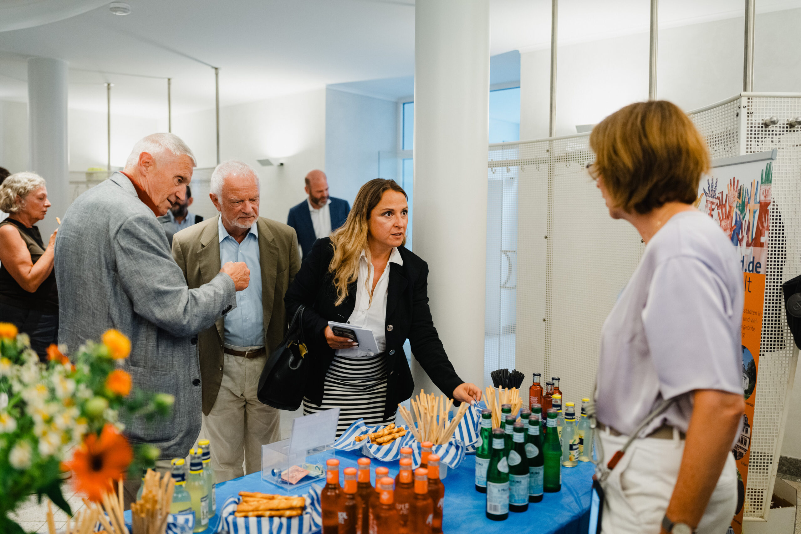 Gäste tauschen sich beim Wissenschaftlichen Abendforum des Roman Herzog Instituts zur Publikationsvorstellung von Prof. Dirk Schmidt im Foyer aus.