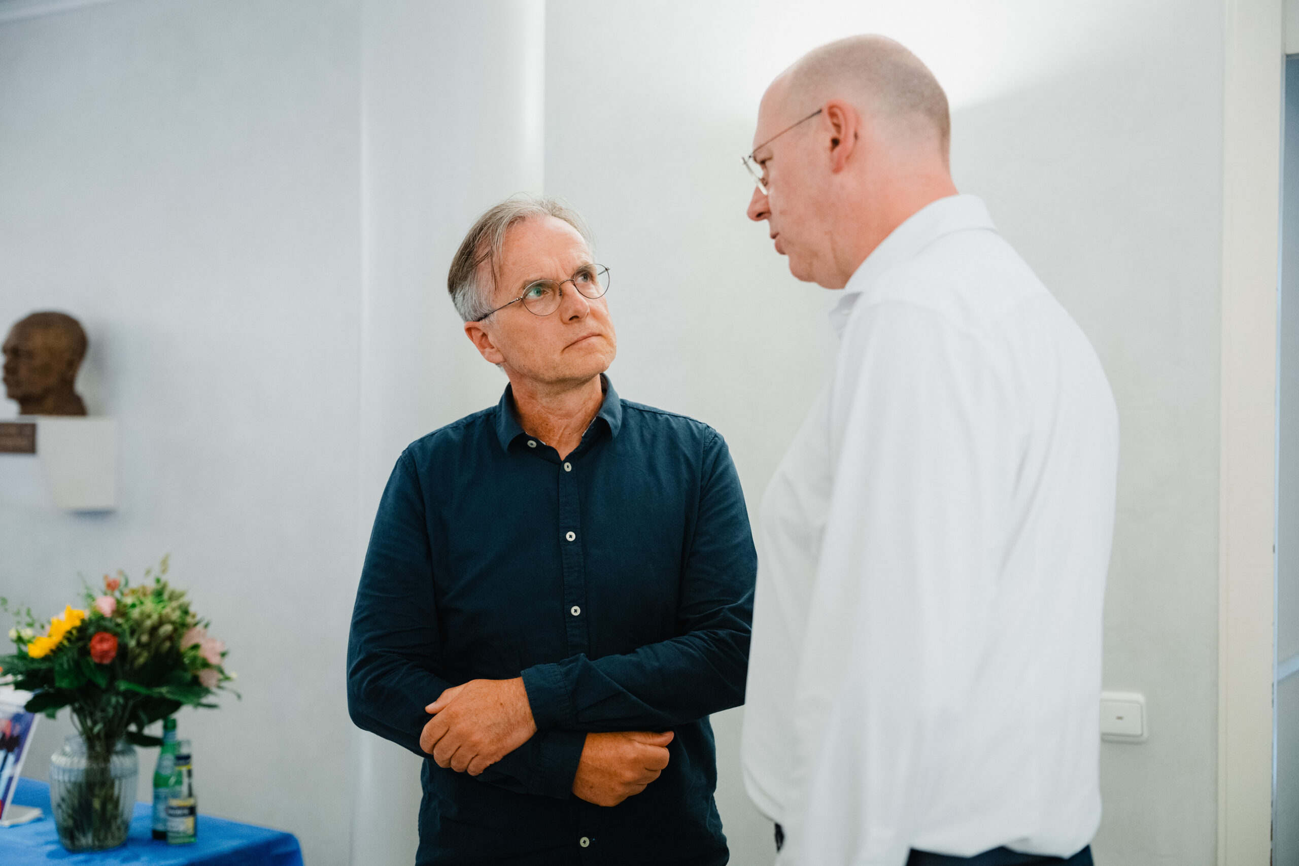 Prof. Dirk Schmidt tauscht sich beim Empfang im Foyer anlässlich des Wissenschaftlichen Abendforums des Roman Herzog Instituts mit einem Gast aus.