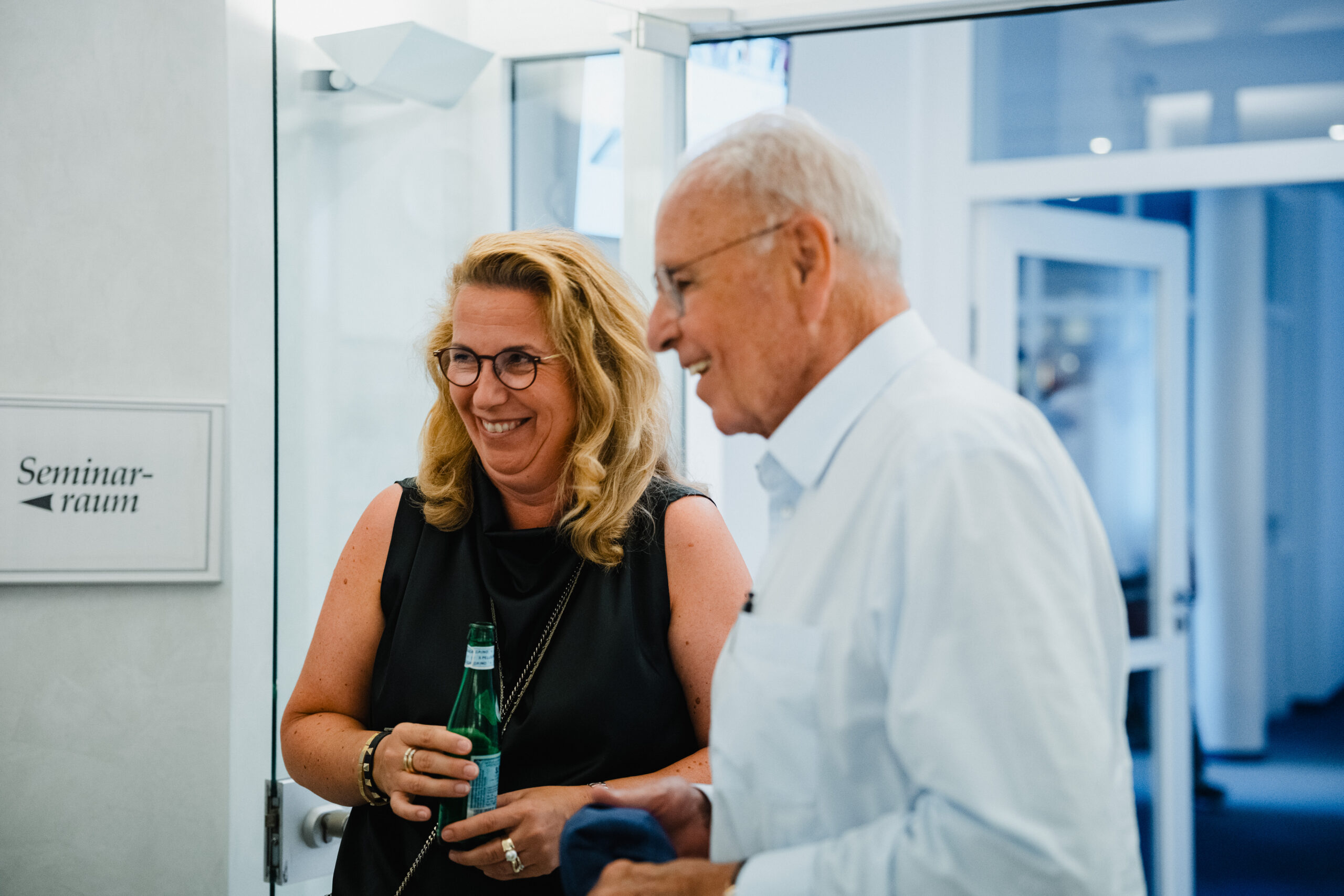 Prof. Randolf Rodenstock tauscht sich beim Empfang des Wissenschaftlichen Abendforums des Roman Herzog Instituts im Foyer mit Gästen aus.